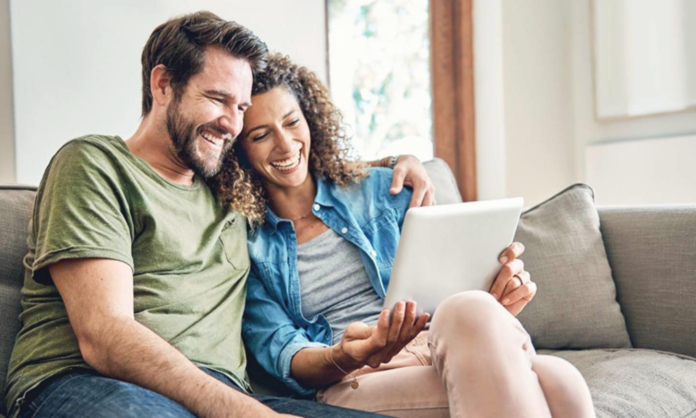 Finanzanalytiker bei der Arbeit mit Bewertungsmodellen